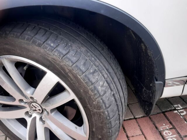 Білий Фольксваген Туарег, об'ємом двигуна 3 л та пробігом 146 тис. км за 25000 $, фото 15 на Automoto.ua