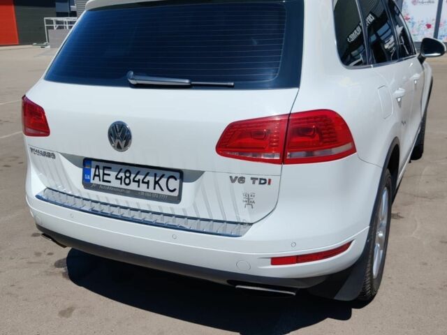 Белый Фольксваген Туарег, объемом двигателя 3 л и пробегом 207 тыс. км за 17000 $, фото 1 на Automoto.ua