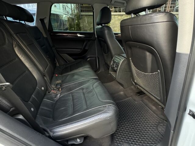 Белый Фольксваген Туарег, объемом двигателя 3 л и пробегом 220 тыс. км за 17700 $, фото 13 на Automoto.ua