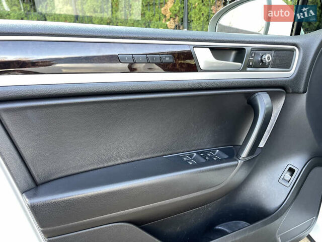 Белый Фольксваген Туарег, объемом двигателя 2.97 л и пробегом 255 тыс. км за 18900 $, фото 14 на Automoto.ua