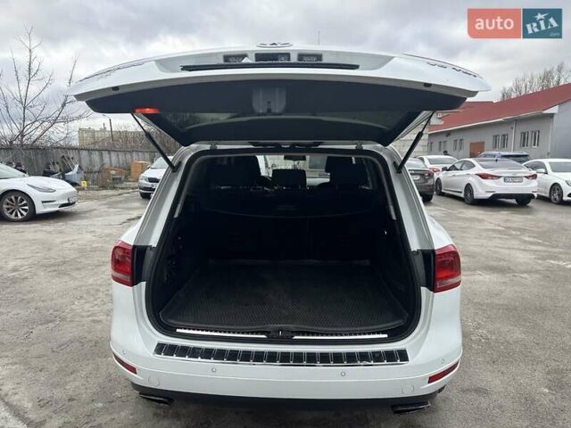 Белый Фольксваген Туарег, объемом двигателя 2.97 л и пробегом 192 тыс. км за 17000 $, фото 24 на Automoto.ua