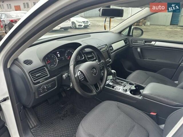 Белый Фольксваген Туарег, объемом двигателя 2.97 л и пробегом 192 тыс. км за 17000 $, фото 15 на Automoto.ua