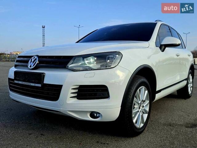 Белый Фольксваген Туарег, объемом двигателя 3 л и пробегом 210 тыс. км за 15900 $, фото 1 на Automoto.ua
