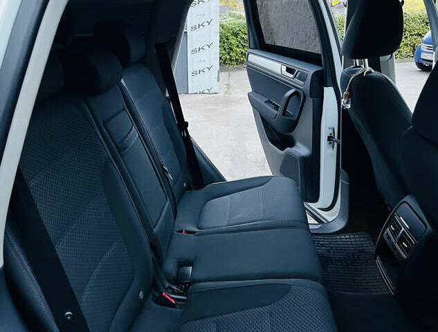 Білий Фольксваген Туарег, об'ємом двигуна 2.97 л та пробігом 344 тис. км за 15900 $, фото 18 на Automoto.ua