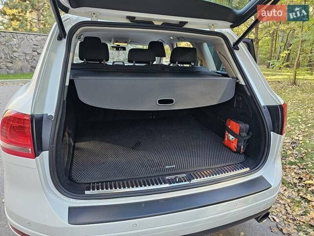 Белый Фольксваген Туарег, объемом двигателя 2.97 л и пробегом 110 тыс. км за 18000 $, фото 20 на Automoto.ua