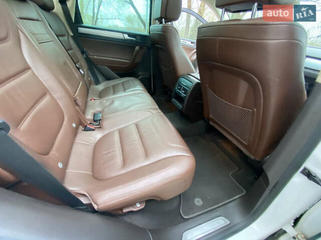 Белый Фольксваген Туарег, объемом двигателя 2.97 л и пробегом 260 тыс. км за 22500 $, фото 58 на Automoto.ua