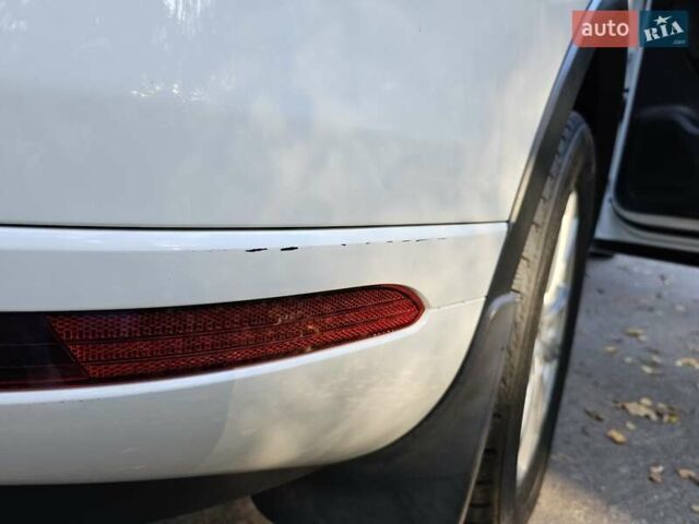 Белый Фольксваген Туарег, объемом двигателя 2.97 л и пробегом 110 тыс. км за 18000 $, фото 10 на Automoto.ua