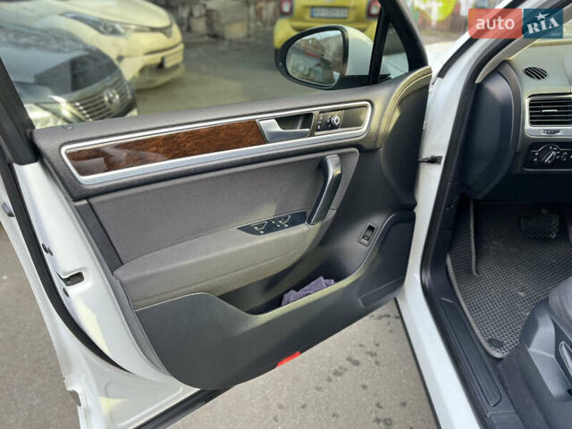 Белый Фольксваген Туарег, объемом двигателя 2.97 л и пробегом 142 тыс. км за 22500 $, фото 13 на Automoto.ua