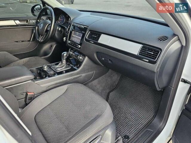 Белый Фольксваген Туарег, объемом двигателя 3 л и пробегом 210 тыс. км за 15900 $, фото 27 на Automoto.ua