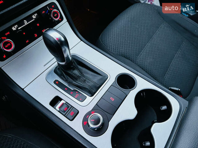 Білий Фольксваген Туарег, об'ємом двигуна 2.97 л та пробігом 344 тис. км за 15900 $, фото 29 на Automoto.ua