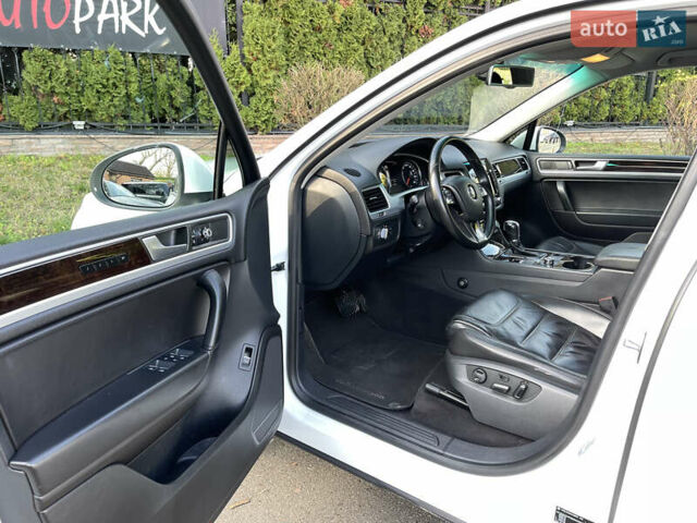 Белый Фольксваген Туарег, объемом двигателя 2.97 л и пробегом 255 тыс. км за 18900 $, фото 13 на Automoto.ua