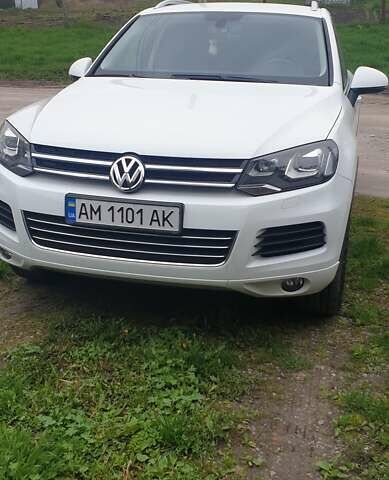 Белый Фольксваген Туарег, объемом двигателя 3 л и пробегом 170 тыс. км за 26400 $, фото 1 на Automoto.ua