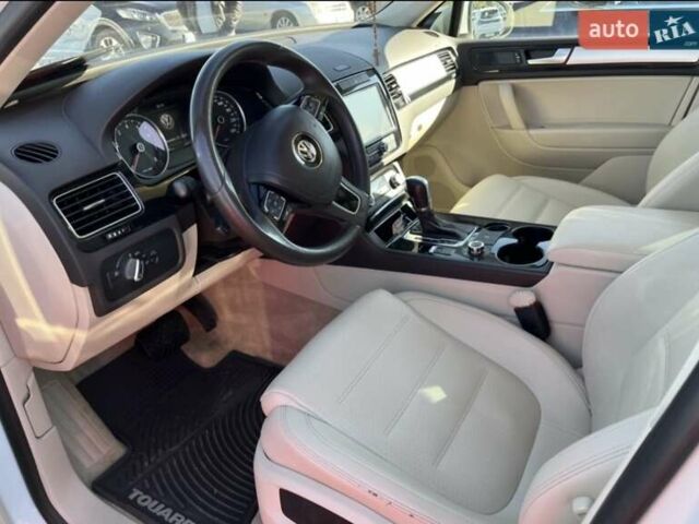 Белый Фольксваген Туарег, объемом двигателя 3.6 л и пробегом 135 тыс. км за 16500 $, фото 3 на Automoto.ua