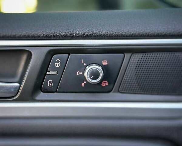 Білий Фольксваген Туарег, об'ємом двигуна 3 л та пробігом 239 тис. км за 19300 $, фото 27 на Automoto.ua