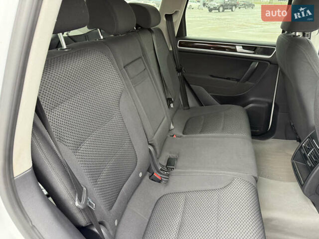 Белый Фольксваген Туарег, объемом двигателя 2.97 л и пробегом 329 тыс. км за 17800 $, фото 10 на Automoto.ua