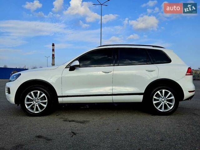 Белый Фольксваген Туарег, объемом двигателя 3 л и пробегом 210 тыс. км за 15900 $, фото 4 на Automoto.ua