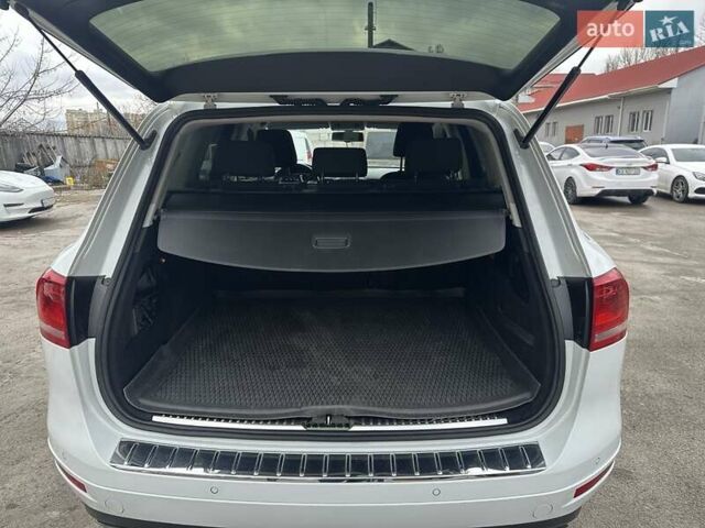 Белый Фольксваген Туарег, объемом двигателя 2.97 л и пробегом 192 тыс. км за 17000 $, фото 25 на Automoto.ua