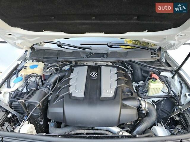 Белый Фольксваген Туарег, объемом двигателя 2.97 л и пробегом 110 тыс. км за 18000 $, фото 9 на Automoto.ua