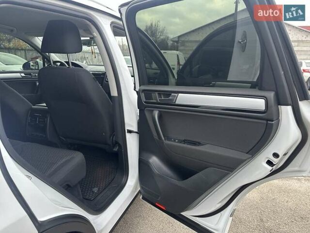 Белый Фольксваген Туарег, объемом двигателя 2.97 л и пробегом 192 тыс. км за 17000 $, фото 27 на Automoto.ua