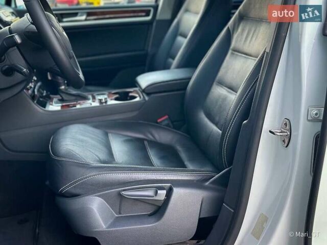 Білий Фольксваген Туарег, об'ємом двигуна 3 л та пробігом 239 тис. км за 19300 $, фото 34 на Automoto.ua