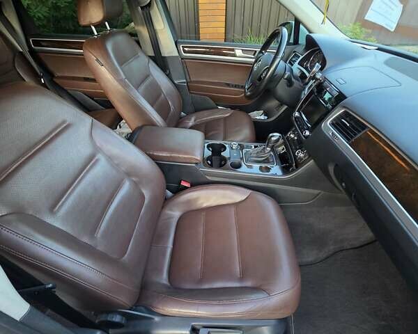 Белый Фольксваген Туарег, объемом двигателя 3 л и пробегом 216 тыс. км за 24000 $, фото 7 на Automoto.ua