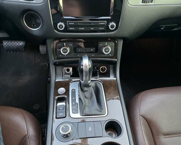 Белый Фольксваген Туарег, объемом двигателя 3 л и пробегом 216 тыс. км за 24000 $, фото 5 на Automoto.ua