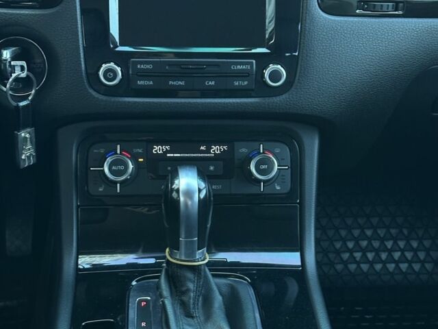 Белый Фольксваген Туарег, объемом двигателя 3 л и пробегом 213 тыс. км за 23500 $, фото 18 на Automoto.ua