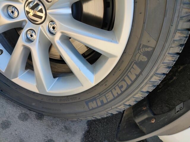 Белый Фольксваген Туарег, объемом двигателя 3 л и пробегом 207 тыс. км за 17000 $, фото 2 на Automoto.ua