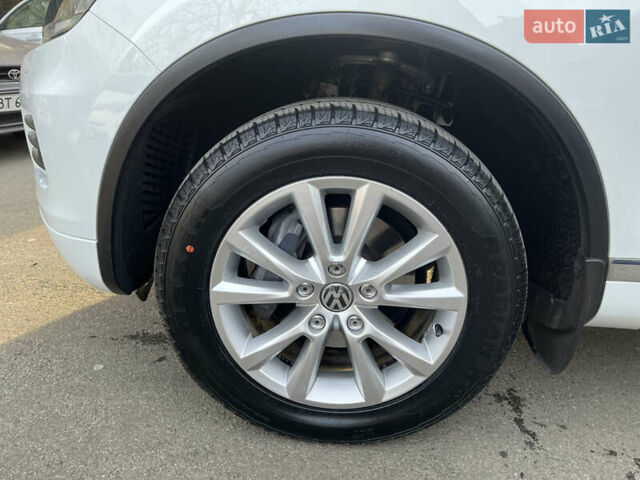 Белый Фольксваген Туарег, объемом двигателя 2.97 л и пробегом 142 тыс. км за 22500 $, фото 8 на Automoto.ua
