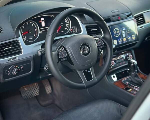 Білий Фольксваген Туарег, об'ємом двигуна 3 л та пробігом 239 тис. км за 19300 $, фото 33 на Automoto.ua