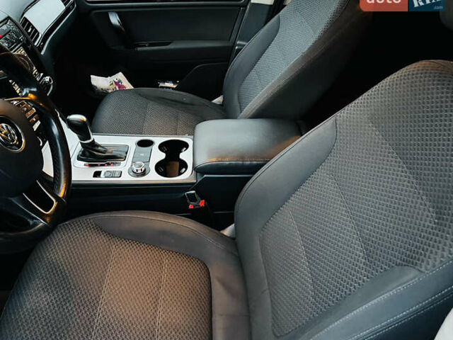 Білий Фольксваген Туарег, об'ємом двигуна 2.97 л та пробігом 344 тис. км за 15900 $, фото 14 на Automoto.ua