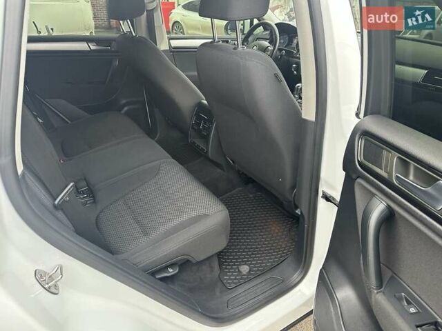 Белый Фольксваген Туарег, объемом двигателя 2.97 л и пробегом 192 тыс. км за 17000 $, фото 21 на Automoto.ua