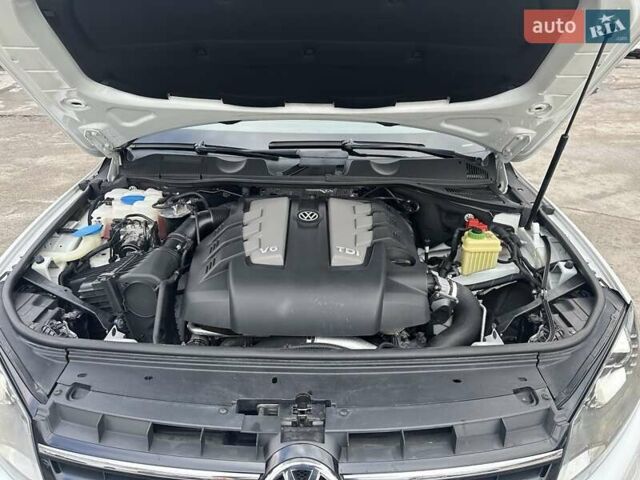 Белый Фольксваген Туарег, объемом двигателя 2.97 л и пробегом 192 тыс. км за 17000 $, фото 29 на Automoto.ua