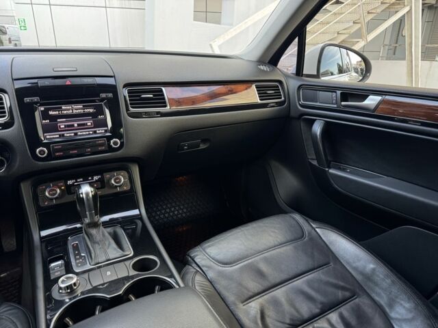 Белый Фольксваген Туарег, объемом двигателя 3 л и пробегом 220 тыс. км за 17700 $, фото 9 на Automoto.ua