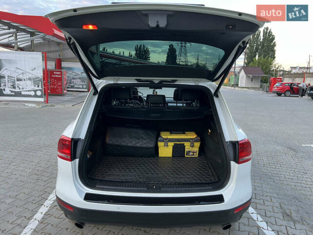 Белый Фольксваген Туарег, объемом двигателя 2.97 л и пробегом 348 тыс. км за 19200 $, фото 16 на Automoto.ua