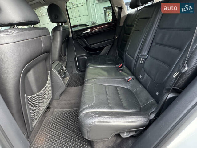 Белый Фольксваген Туарег, объемом двигателя 2.97 л и пробегом 220 тыс. км за 17700 $, фото 26 на Automoto.ua