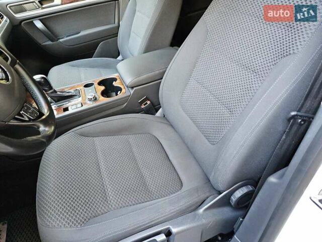 Белый Фольксваген Туарег, объемом двигателя 2.97 л и пробегом 110 тыс. км за 18000 $, фото 13 на Automoto.ua