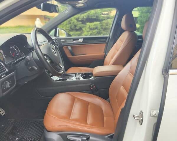 Белый Фольксваген Туарег, объемом двигателя 2.97 л и пробегом 162 тыс. км за 21500 $, фото 21 на Automoto.ua