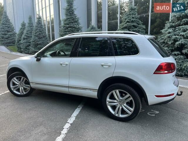 Белый Фольксваген Туарег, объемом двигателя 3 л и пробегом 290 тыс. км за 19900 $, фото 2 на Automoto.ua