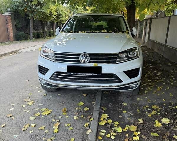 Белый Фольксваген Туарег, объемом двигателя 2.97 л и пробегом 145 тыс. км за 31500 $, фото 31 на Automoto.ua