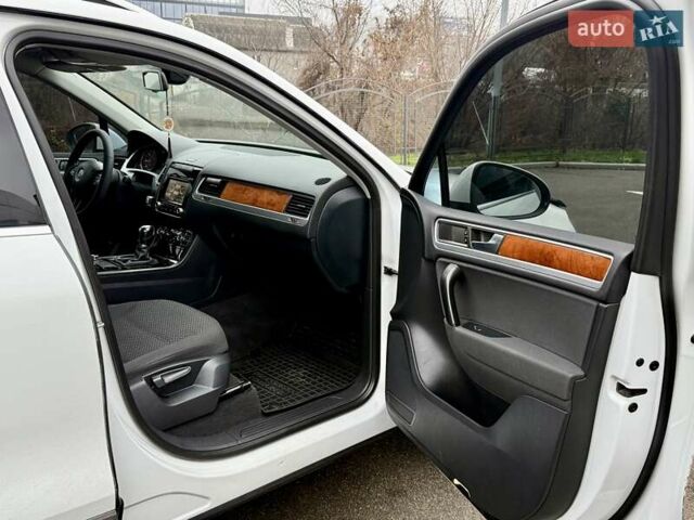Белый Фольксваген Туарег, объемом двигателя 2.97 л и пробегом 290 тыс. км за 15900 $, фото 16 на Automoto.ua