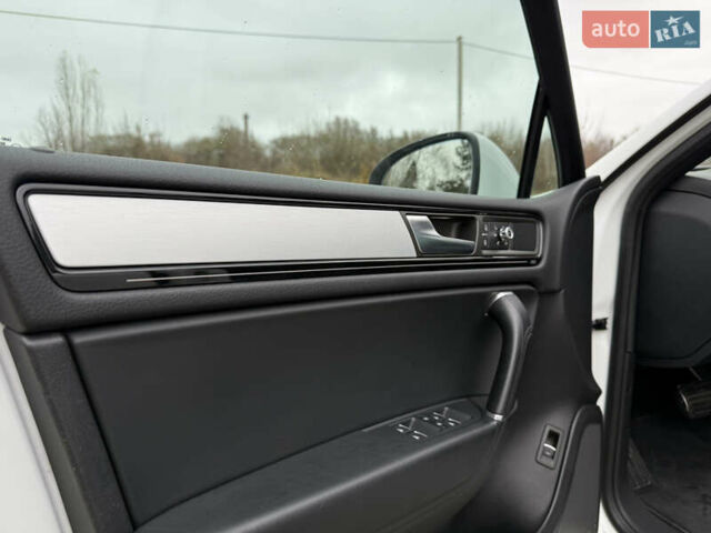 Белый Фольксваген Туарег, объемом двигателя 3 л и пробегом 279 тыс. км за 22999 $, фото 13 на Automoto.ua