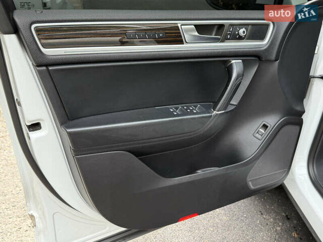 Білий Фольксваген Туарег, об'ємом двигуна 3 л та пробігом 215 тис. км за 25800 $, фото 10 на Automoto.ua