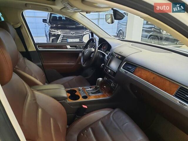 Белый Фольксваген Туарег, объемом двигателя 3 л и пробегом 111 тыс. км за 23477 $, фото 14 на Automoto.ua