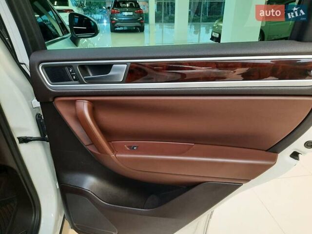 Белый Фольксваген Туарег, объемом двигателя 3 л и пробегом 111 тыс. км за 23477 $, фото 13 на Automoto.ua