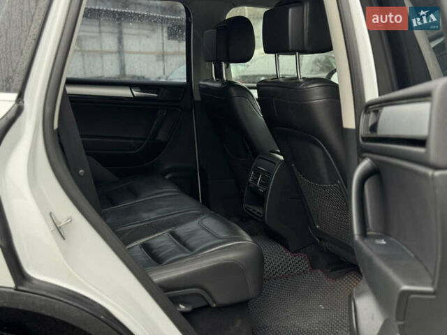 Белый Фольксваген Туарег, объемом двигателя 2.97 л и пробегом 248 тыс. км за 18000 $, фото 55 на Automoto.ua