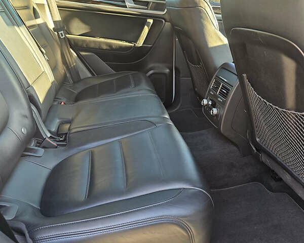 Белый Фольксваген Туарег, объемом двигателя 3 л и пробегом 260 тыс. км за 26000 $, фото 37 на Automoto.ua