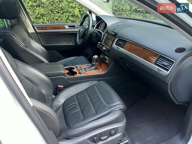 Белый Фольксваген Туарег, объемом двигателя 3 л и пробегом 290 тыс. км за 19900 $, фото 12 на Automoto.ua