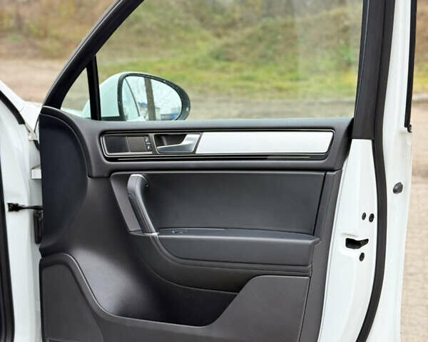 Белый Фольксваген Туарег, объемом двигателя 3 л и пробегом 279 тыс. км за 22999 $, фото 24 на Automoto.ua