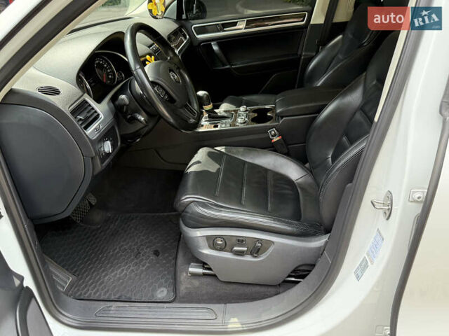 Білий Фольксваген Туарег, об'ємом двигуна 3 л та пробігом 215 тис. км за 25800 $, фото 11 на Automoto.ua